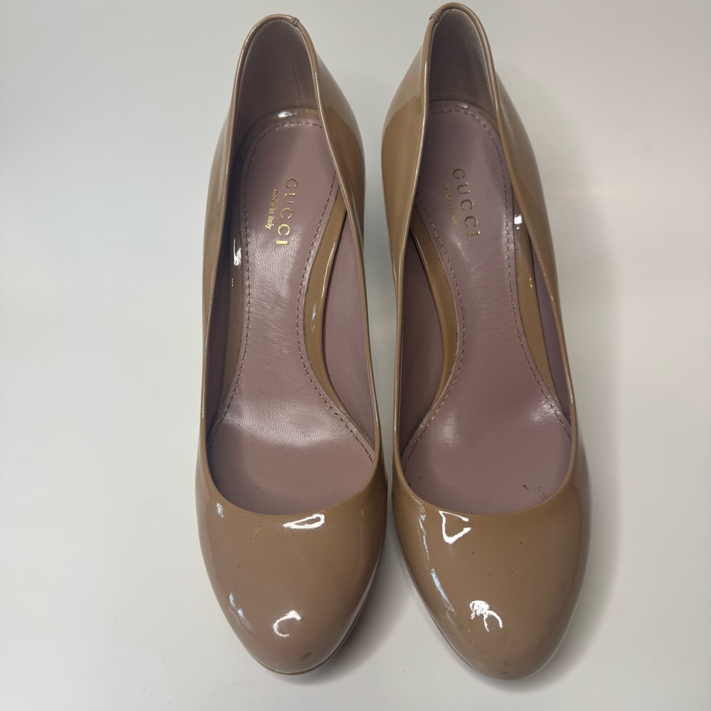 ❕SALE❕ Gucci Patent Leather Tan Pumps - Picture 2 of 6